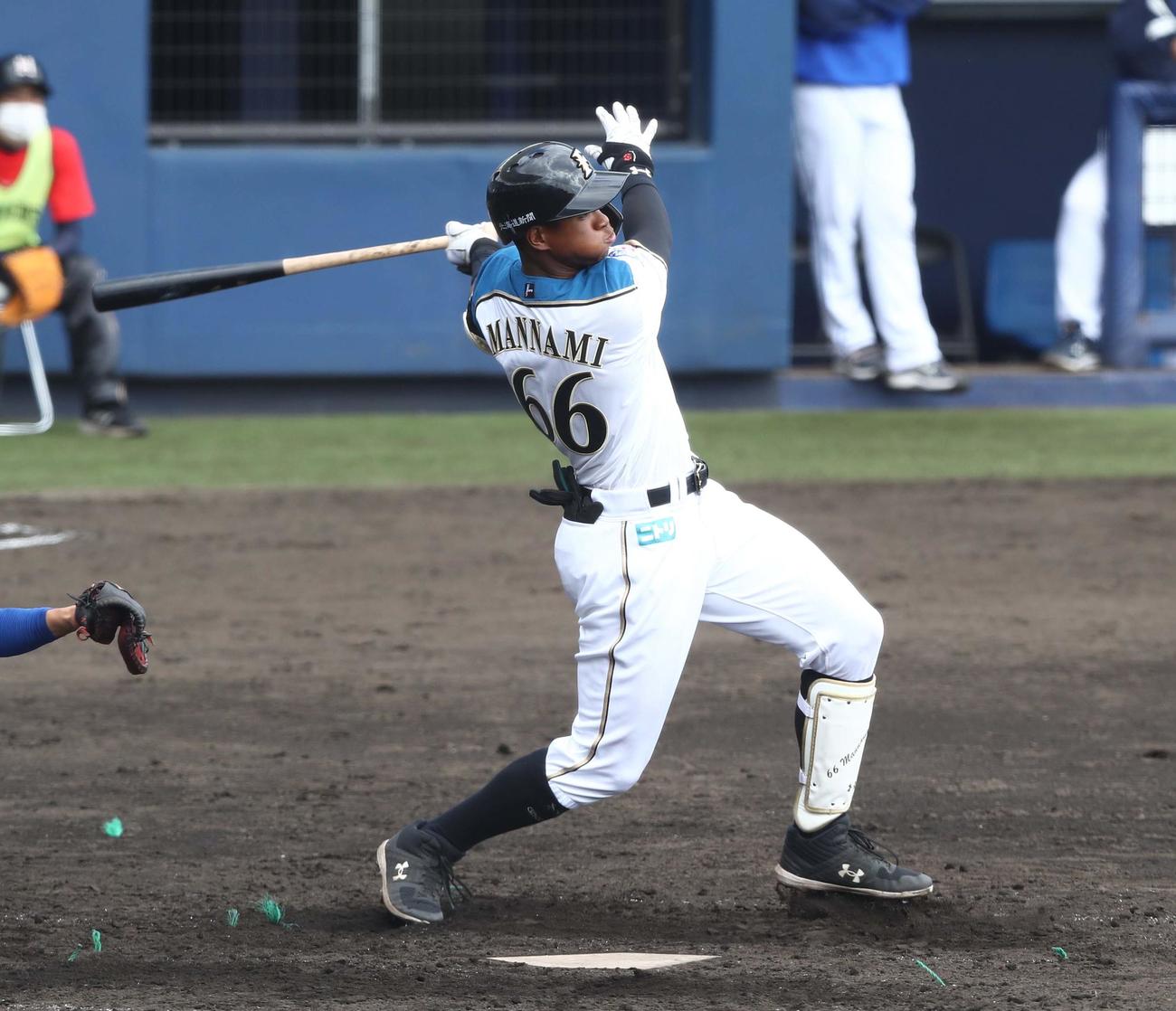 2軍練習試合　日本ハム対DeNA 4回裏日本ハム無死一塁、左越え二塁打を放つ万波（撮影・黒川智章）