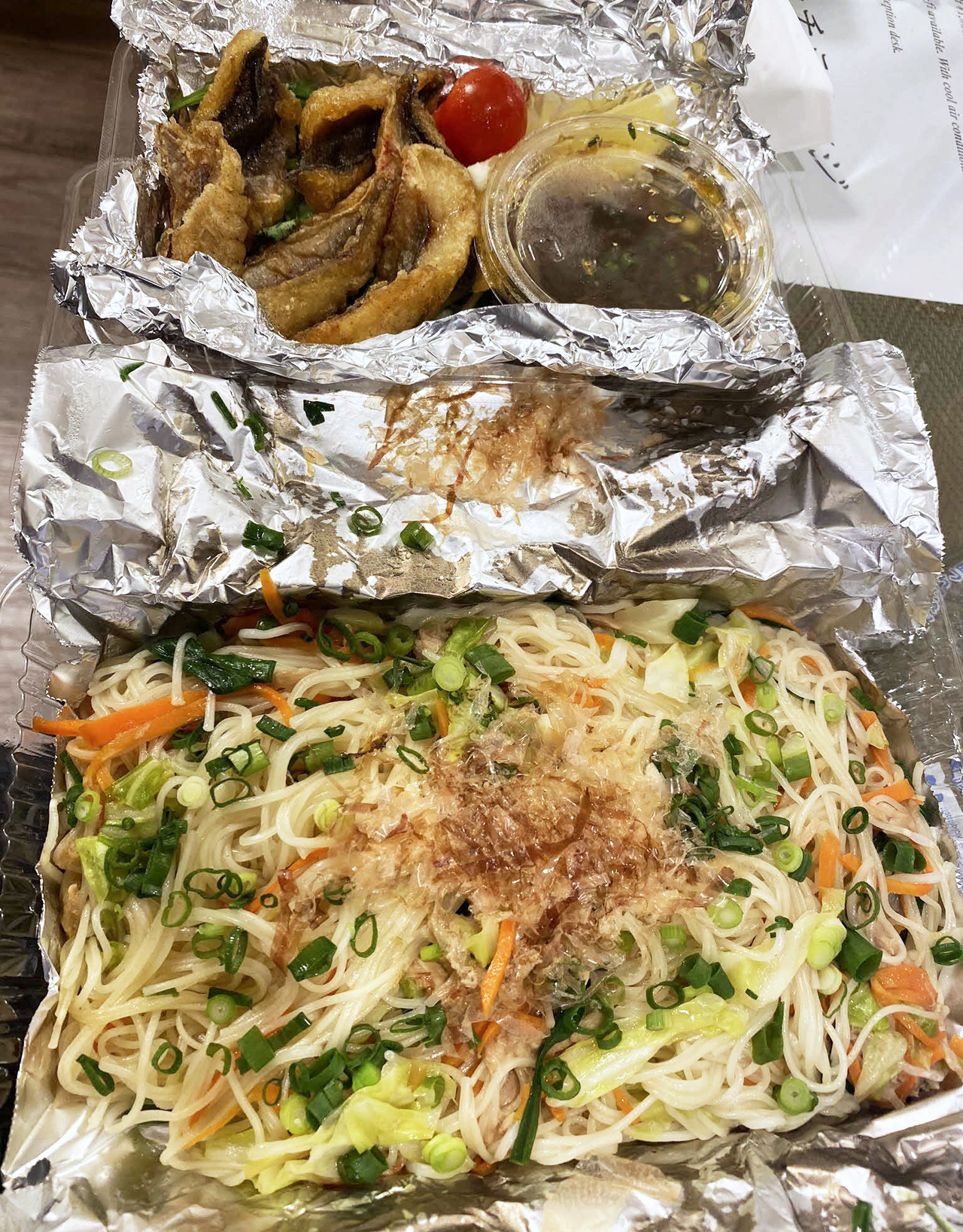 かふぅのグルクンの唐揚げ（上）とソーメンチャンプルー