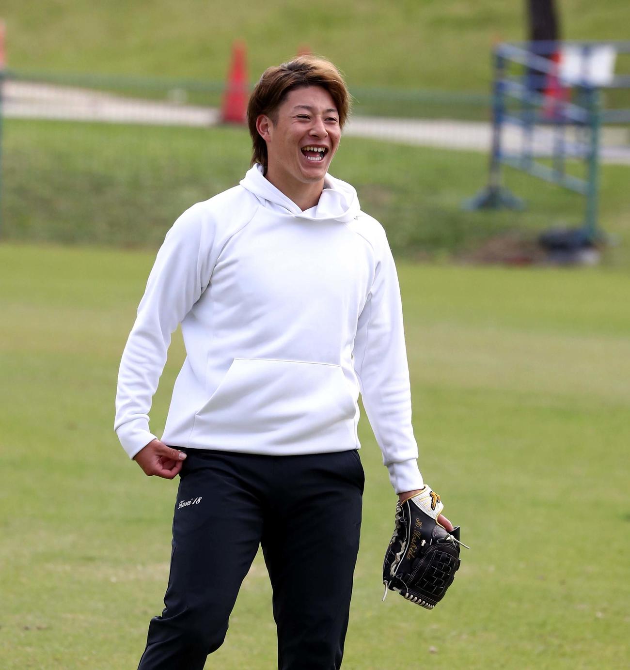 笑顔でキャッチボールする日本ハム吉田（撮影・黒川智章）