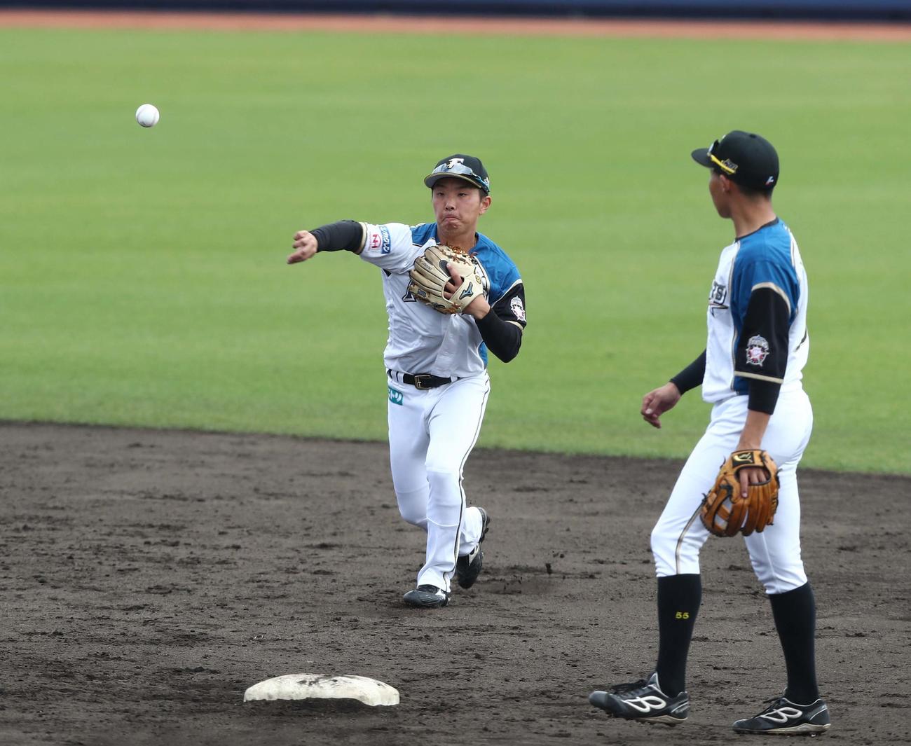 2軍練習試合　日本ハム対DeNA 8回裏DeNA2死二塁、蝦名の遊ゴロを一塁に送球する上野（撮影・黒川智章）