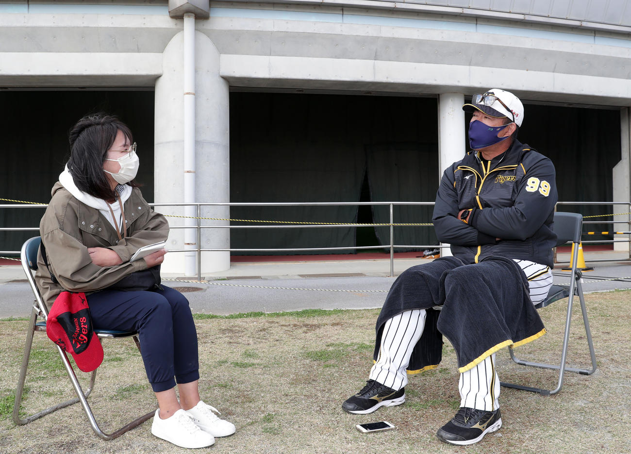 本紙磯綾乃記者のインタビューに答える井上ヘッドコーチ（撮影・前田充）