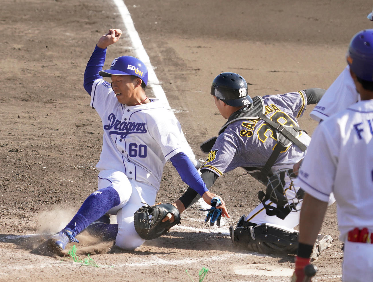 練習試合　中日対阪神　8回裏中日無死満塁、三ツ俣大樹の左前2点適時打で二塁から生還する三ツ俣大樹（撮影・清水貴仁）
