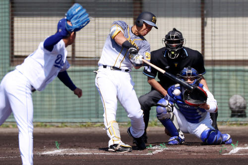 中日対阪神　1回表阪神1死二塁、佐藤輝は中前適時打を放つ、左は松葉（撮影・加藤哉）