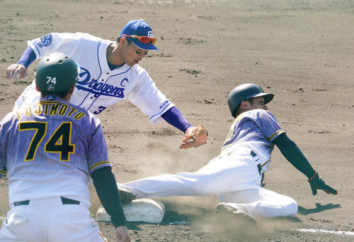練習試合　中日対阪神　5回表阪神無死二塁、北條史也の中飛でタッチアップし三塁に進む坂本誠志郎（撮影・清水貴仁）
