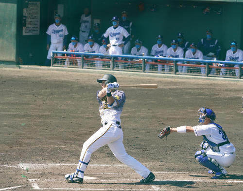 練習試合　中日対阪神　3回表阪2死、左前打を放つ井上広大（撮影・清水貴仁