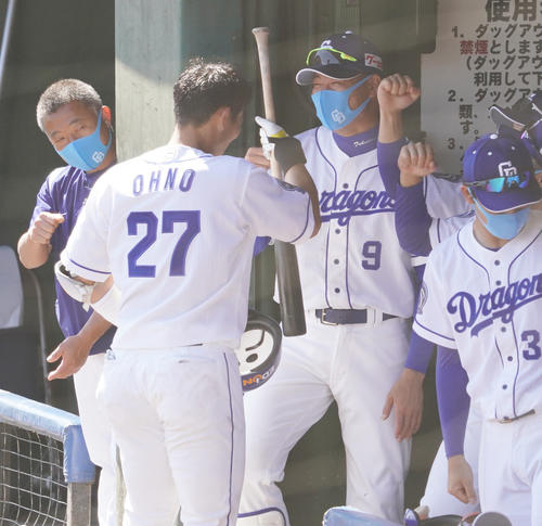 練習試合　中日対阪神　5回裏中日無死、本塁打を放った大野奨太とタッチを交わす福留孝介（9）（撮影・清水貴仁）