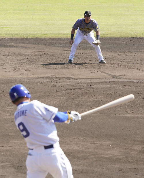 練習試合　中日対阪神　5回裏中日1死一、三塁、三塁手佐藤輝明の前で右犠飛を放つ福留孝介（撮影・清水貴仁）