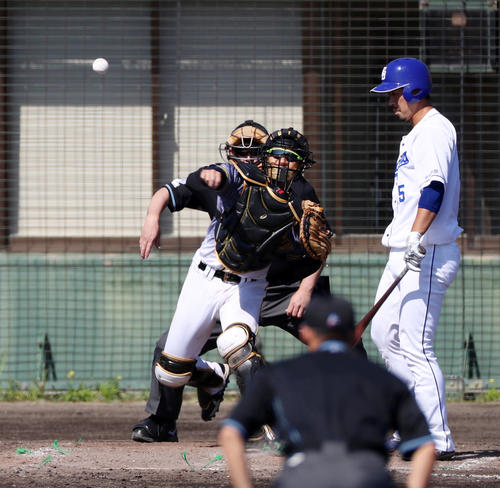 中日対阪神　5回裏中日2死一、三塁、坂本は打者阿部のとき一走の代走渡辺を刺す（撮影・加藤哉）