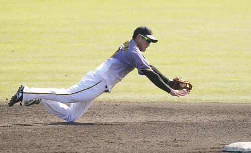 練習試合　中日対阪神　6回裏中日無死、阿部寿樹の二遊間の打球を好捕し一塁送球でアウトにする遊撃手木浪聖也（撮影・清水貴仁）