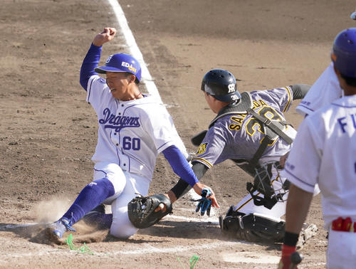 練習試合　中日対阪神　8回裏中日無死満塁、三ツ俣大樹の左前2点適時打で二塁から生還する三ツ俣大樹（撮影・清水貴仁）