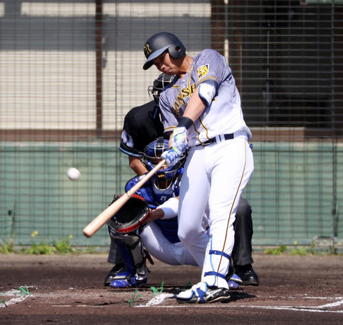 2021年2月20日　中日対阪神　1回表阪神1死一塁、井上広大は右翼へ適時二塁打を放つ（撮影・加藤哉）