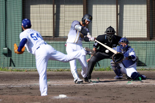 中日対阪神　9回表阪神無死、小幡は右前打を放つ、左は藤嶋（撮影・加藤哉）