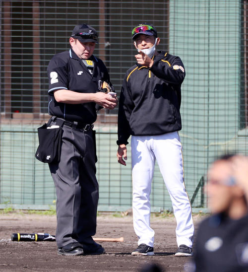 中日対阪神　6回表を終え選手交代を告げる矢野監督（撮影・加藤哉）