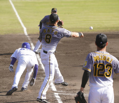 練習試合　中日対阪神　8回裏中日無死一、三塁、藤井淳志の投ゴロで三塁走者溝脇隼人（左）を挟殺プレーでタッチアウトにする三塁手佐藤輝明（中央）、さらに三塁へ送球する（撮影・清水貴仁）