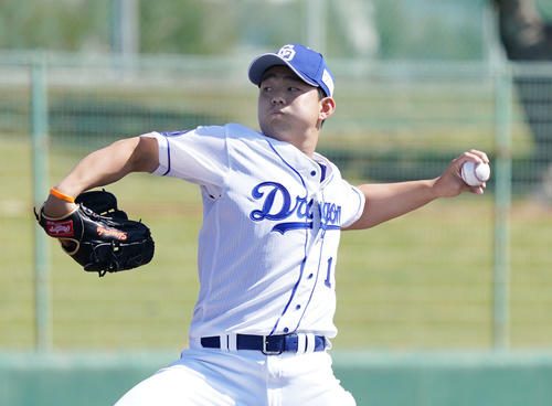 練習試合　中日対阪神4回表、中日2番手で登板する小笠原慎之介（撮影・森本幸一）