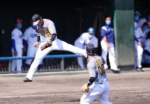 中日対阪神　4回裏中日2死、陽川は滝野の打球をジャンプして好捕する（撮影・加藤哉）