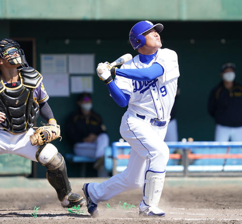 練習試合　中日対阪神5回裏中日1死一、三塁、右犠飛を放った福留孝介（撮影・森本幸一）＝2021年2月20日、沖縄県北谷町のAgreスタジアム北谷