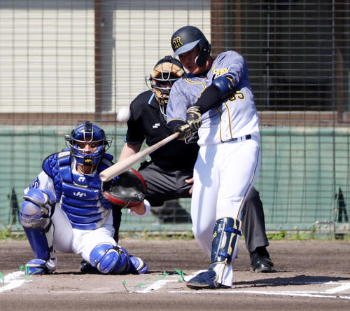 中日対阪神　6回表阪神1死、陽川は左越え本塁打を放つ（撮影・加藤哉）