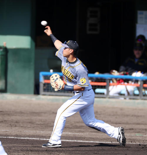 中日対阪神　6回裏中日1死、佐藤は高橋の打球を捕球し一塁へ送球する（撮影・加藤哉）