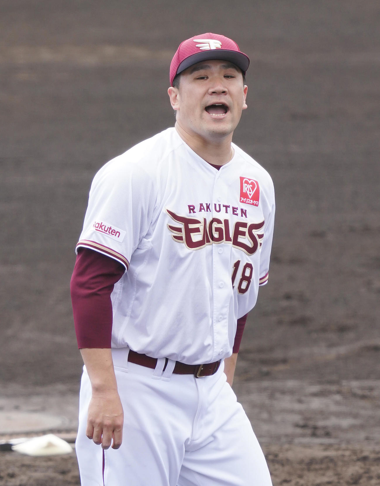 日本ハムとの国内復帰戦で投球の合間に声を上げる楽天田中将（撮影・菅敏）