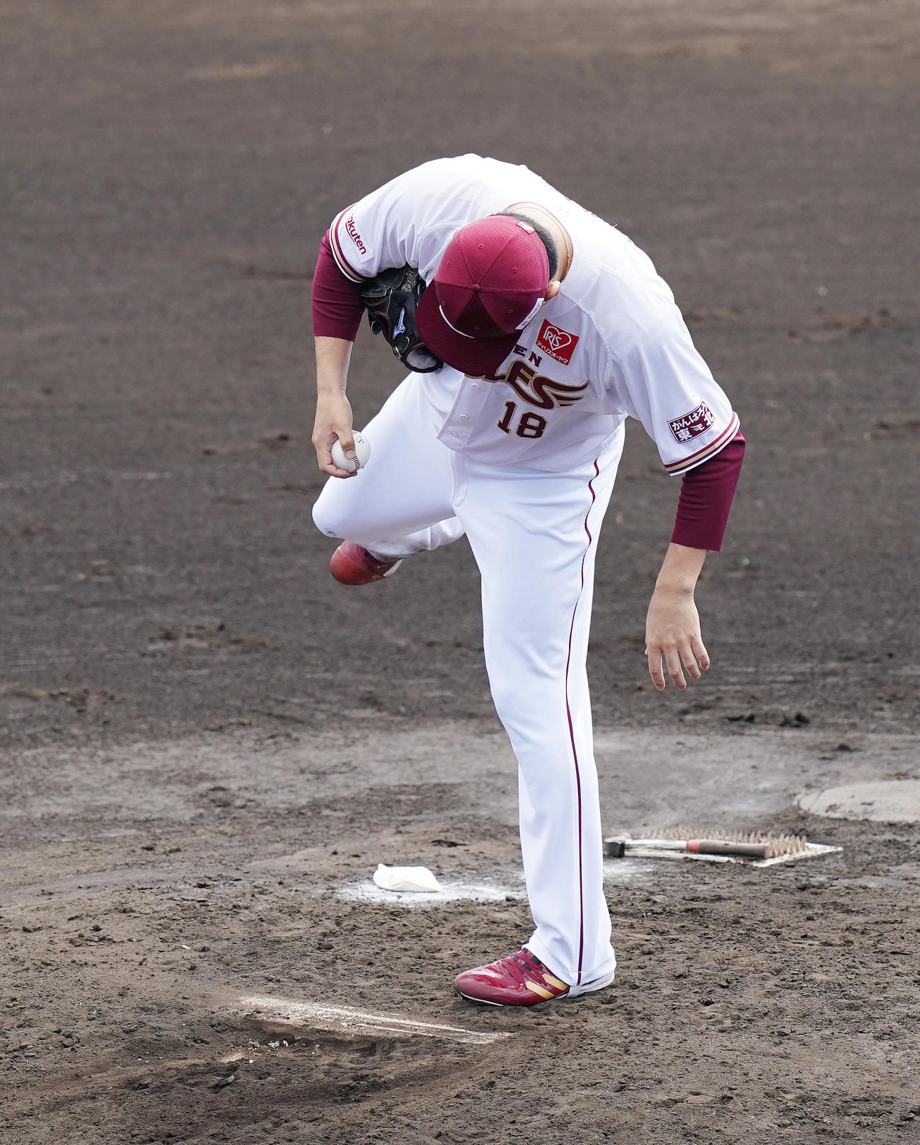 日本ハムとの国内復帰戦で2回、投球の合間にマウンドを気にする楽天田中将（撮影・菅敏）