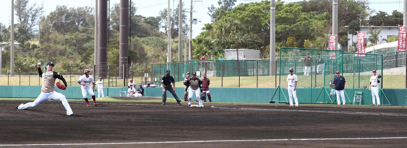 練習試合　楽天対日本ハム　田中将（右端）が見つめる中、投球する吉田（撮影・黒川智章）