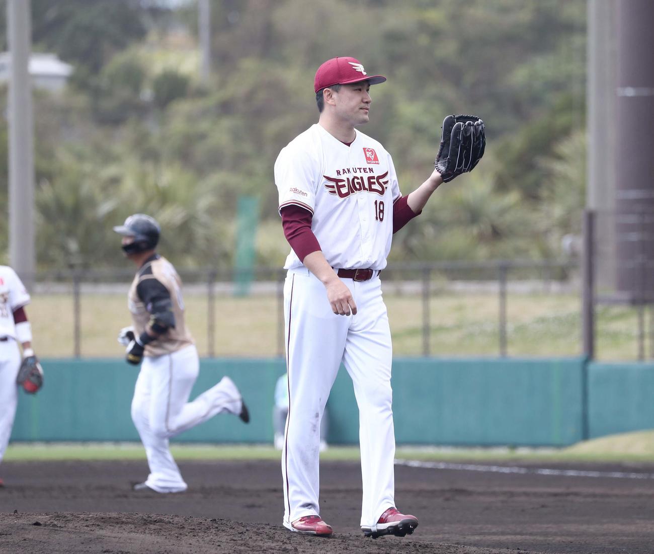 練習試合　楽天対日本ハム　1回表日本ハム1死一、二塁、中田（左）に左越え3点本塁打を浴びる田中将（撮影・黒川智章）