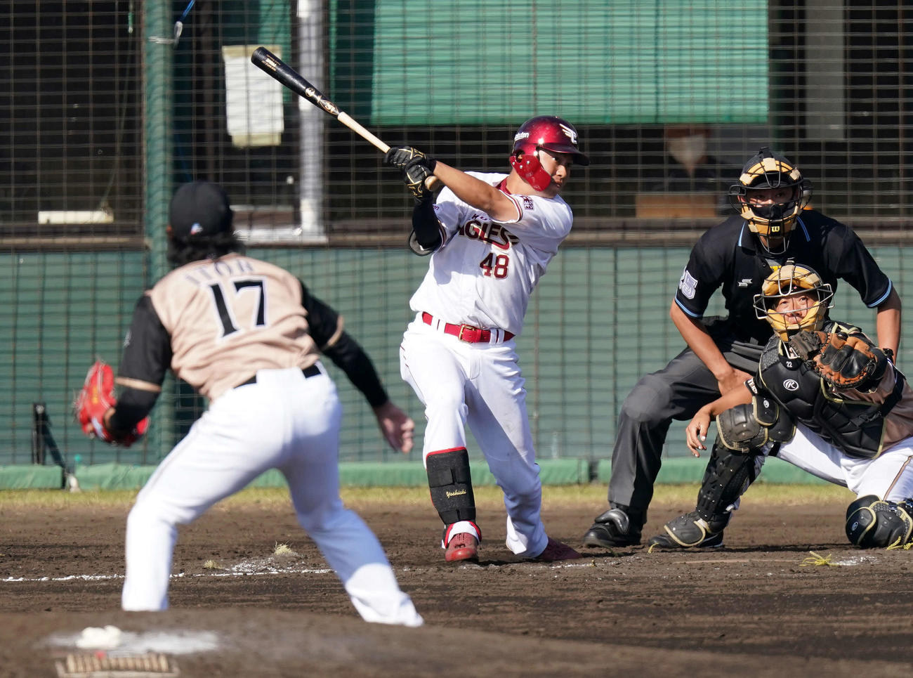 楽天対日本ハム　7回裏楽天2死二塁、左前適時打を放つ渡辺佳。投手伊藤（撮影・江口和貴）