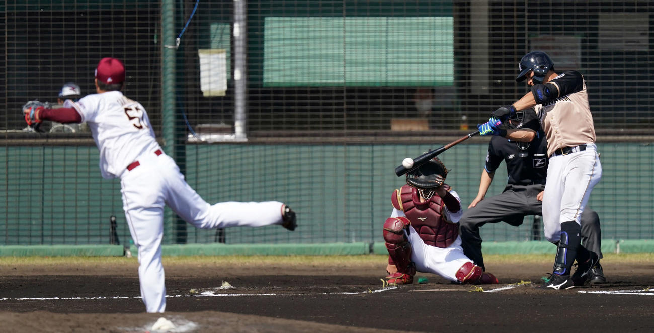 楽天対日本ハム　6回表日本ハム2死、右前打を放つ大田。投手滝中（撮影・江口和貴）