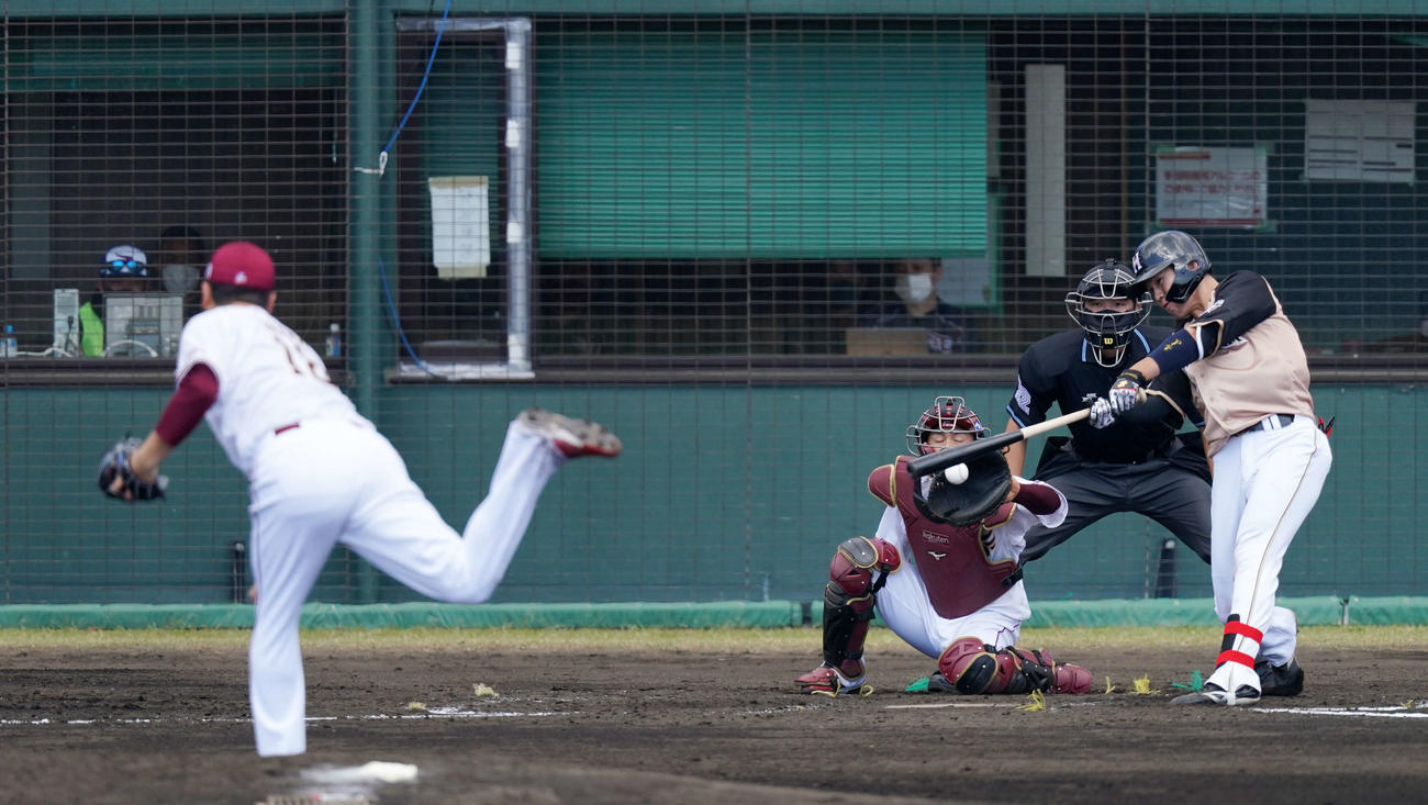 楽天対日本ハム　2回表日本ハム無死、空振り三振に倒れる清水。投手田中将（撮影・江口和貴）