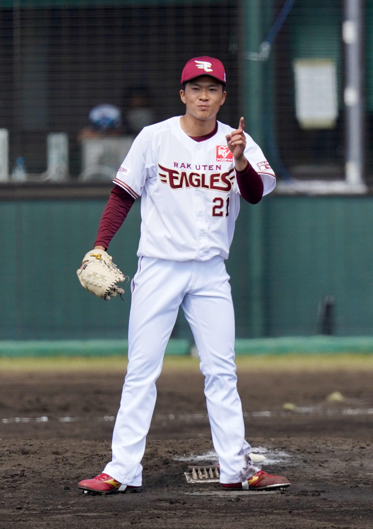 楽天対日本ハム　4回表日本ハム1死、アウトカウントを確認する楽天2番手の早川（撮影・江口和貴）