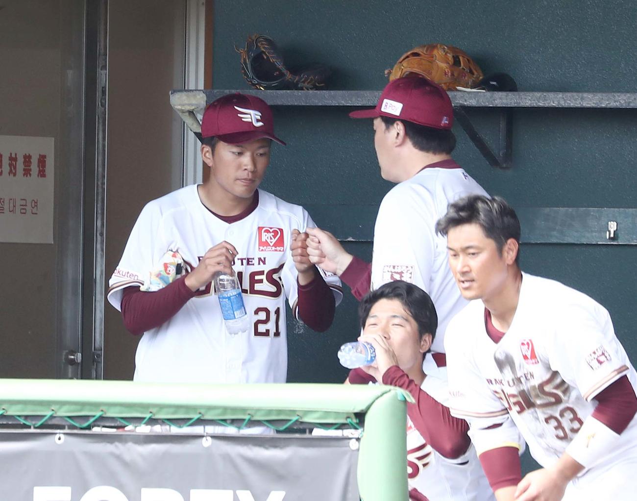 練習試合　楽天対日本ハム　3回から2イニングを投げ終え石井監督（右）とタッチする早川（撮影・黒川智章）