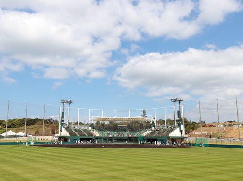 楽天対日本ハム　1回表、マウンドに向かう楽天先発の田中将（撮影・江口和貴）