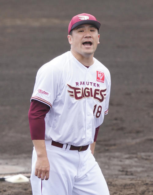 日本ハムとの国内復帰戦で投球の合間に声を上げる楽天田中将（撮影・菅敏）