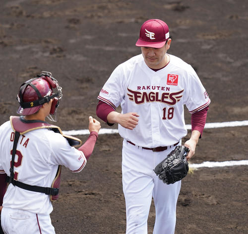 日本ハムとの国内復帰戦で2回を投げ終え、捕手の太田（左）とタッチする楽天田中将（撮影・菅敏）