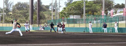 練習試合　楽天対日本ハム　田中将（右端）が見つめる中、投球する吉田（撮影・黒川智章）