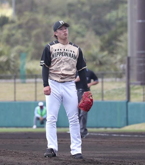 練習試合　楽天対日本ハム　初回に失点し渋い表情の吉田（撮影・黒川智章）