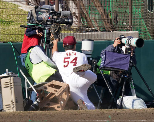 楽天対日本ハム　8回表、ファウルボールを追うもカメラマンに激突する楽天和田（撮影・江口和貴）