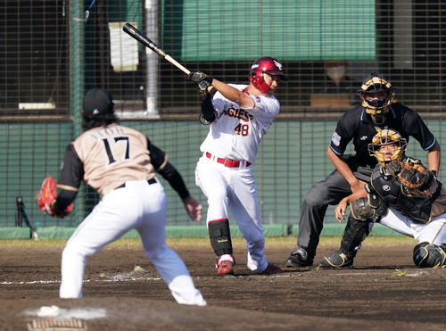 楽天対日本ハム　7回裏楽天2死二塁、左前適時打を放つ渡辺佳。投手伊藤（撮影・江口和貴）