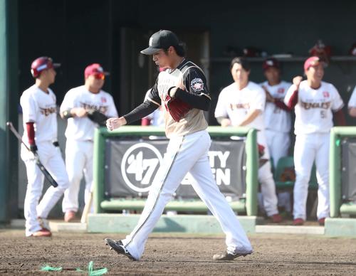 練習試合　楽天対日本ハム　7回裏、失点し渋い表情の伊藤（撮影・黒川智章）
