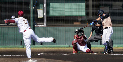 楽天対日本ハム　6回表日本ハム2死、右前打を放つ大田。投手滝中（撮影・江口和貴）