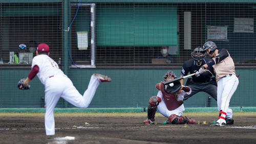 楽天対日本ハム　2回表日本ハム無死、空振り三振に倒れる清水。投手田中将（撮影・江口和貴）