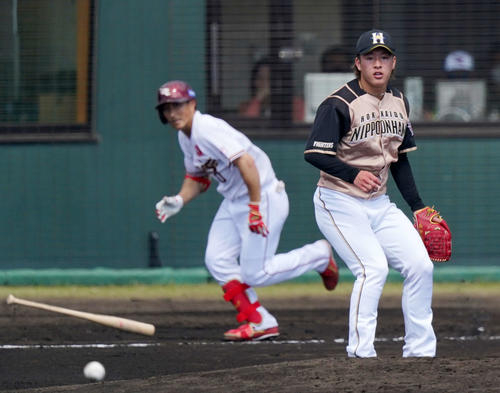 楽天対日本ハム　1回裏楽天無死二塁、小深田（左）に中前適時打を浴びる吉田（撮影・江口和貴）