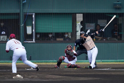 楽天対日本ハム　1回表日本ハム1死一、二塁、先制3点本塁打を放つ中田。投手田中将（撮影・江口和貴）