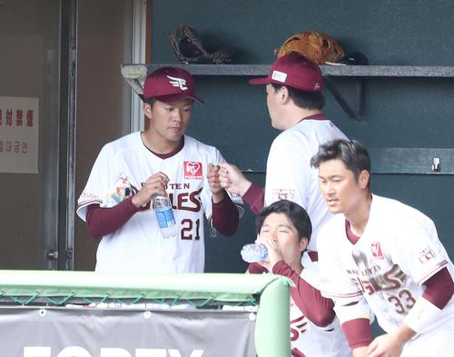 練習試合　楽天対日本ハム　3回から2イニングを投げ終え石井監督（右）とタッチする早川（撮影・黒川智章）