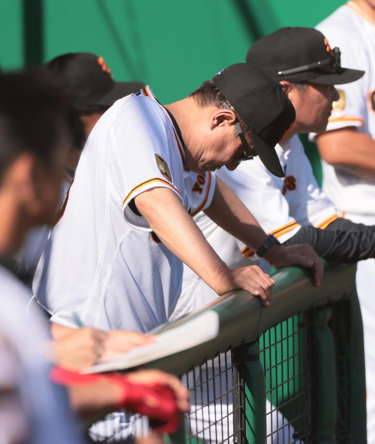 巨人対日本ハム　一方的な試合展開となりベンチでうつむく巨人原監督（撮影・足立雅史）