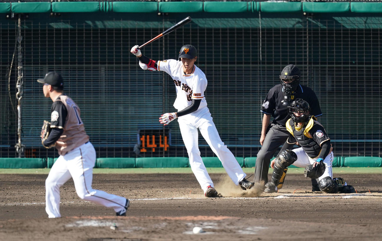 巨人対日本ハム　8回裏巨人2死、空振り三振に倒れる秋広。投手生田目（撮影・鈴木みどり）