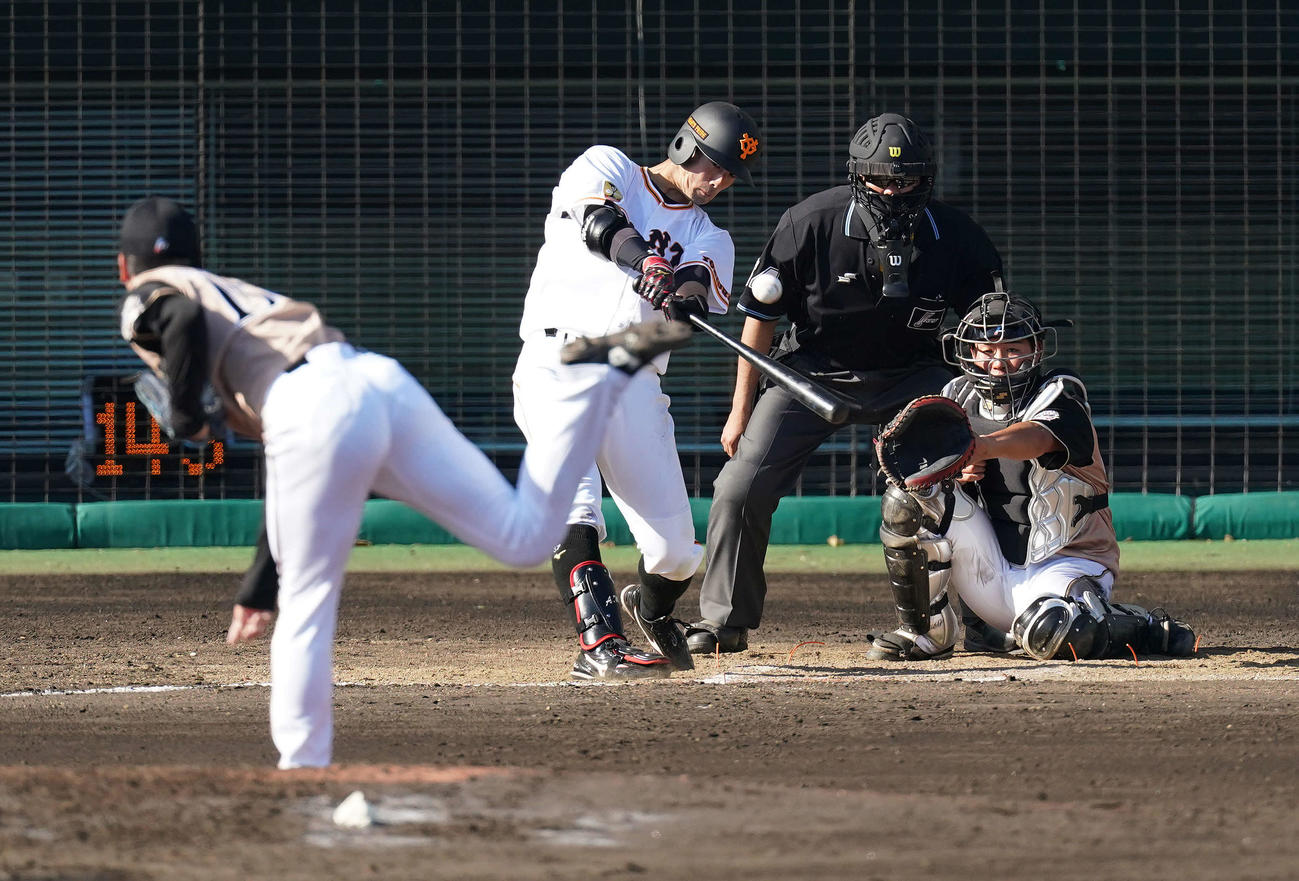 巨人対日本ハム　9回裏巨人2死一、二塁、右2点適時二塁打を放つ若林。投手鈴木遼（撮影・鈴木みどり）