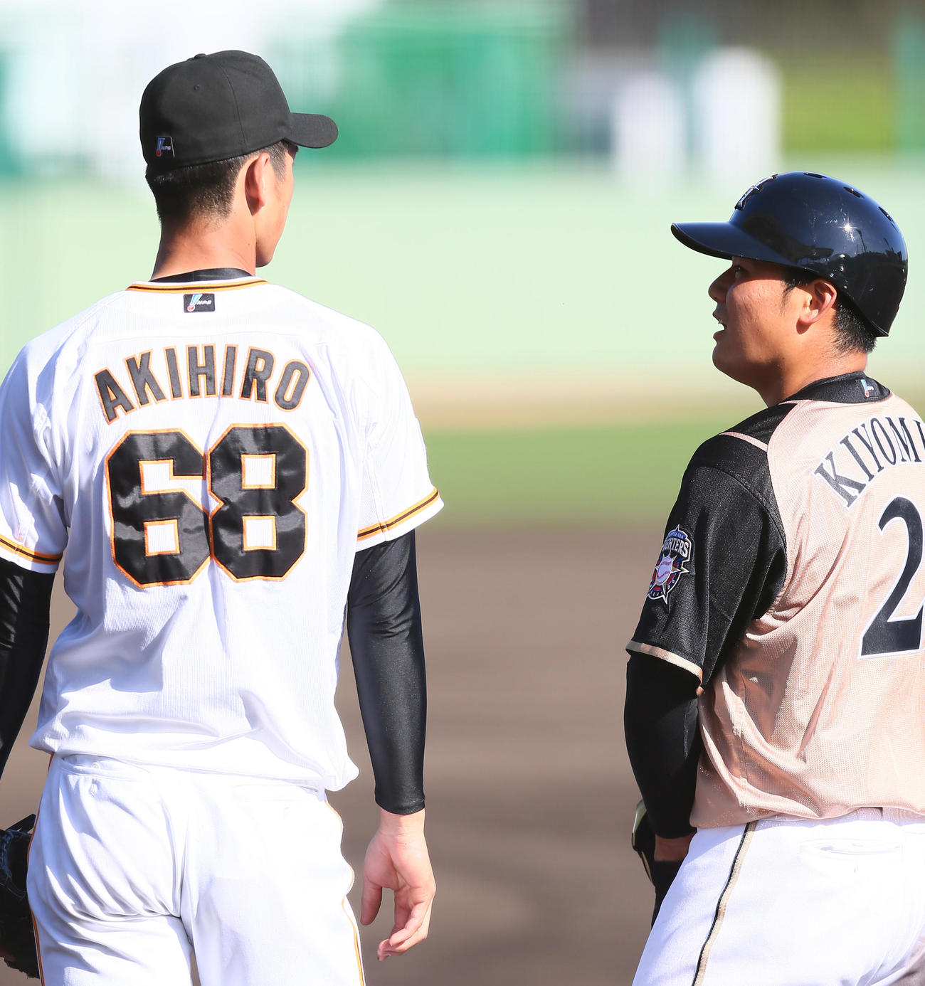 巨人対日本ハム　9回表日本ハム2死二塁、右前適時打を放った清宮（右）は巨人一塁手秋広と会話を交わす