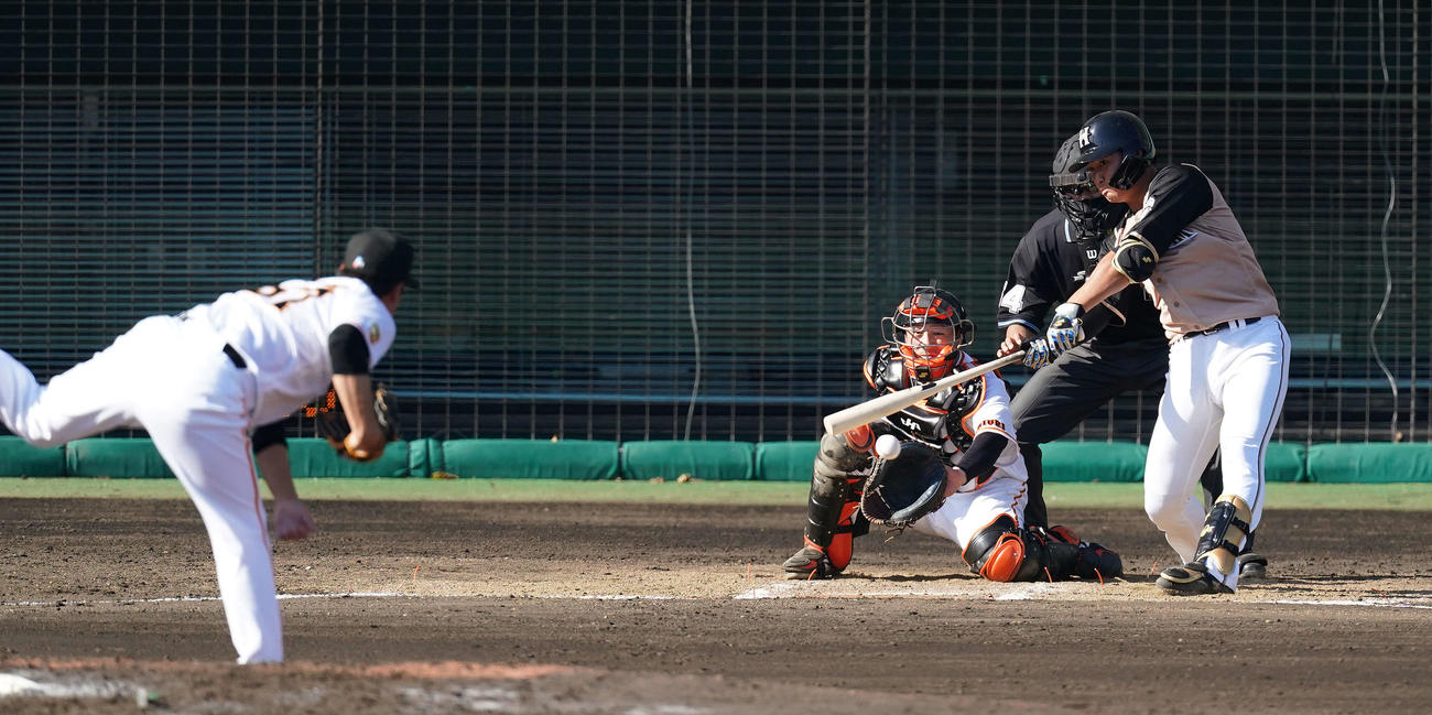巨人対日本ハム　9回表日本ハム2死二塁、左前適時打を放つ郡。投手高木（撮影・鈴木みどり）